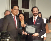 Arturo de las Heras recibe el galardón de manos del embajador de China en España, Lyu Fan