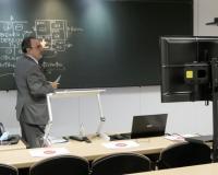 Profesor dando clase telepresencial en el CEF.- 
